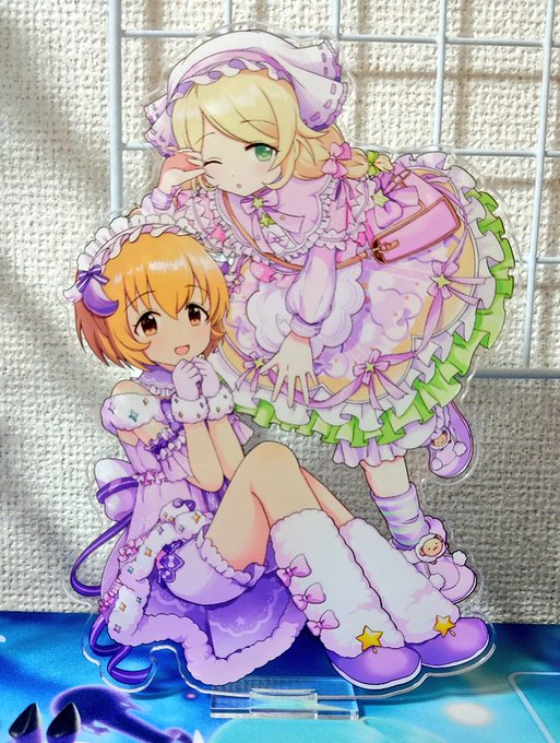 アクスタ届いた〜それなりにでっかい
(手近にあるもので大きさ比較) 