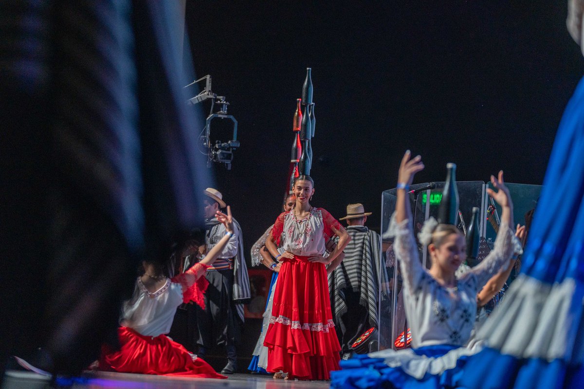 IglesiaCFA's tweet photo. El ambiente se llena de emoción con una presentación especial de danza a cargo de #CFAartes. 🩰✨ Un acto que nos conecta con Dios a través del movimiento y la pasión.
🌟 ¡Esto recién comienza, y sabemos que será una noche inolvidable!
#NickVujicic #CFA https://t.co/wphG2cVgZT