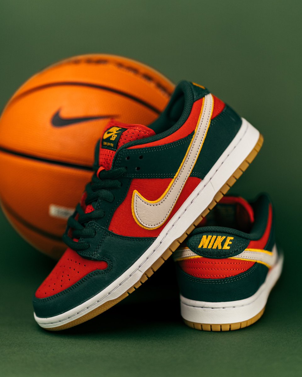 instant_skate's tweet photo. 11/27発売 
Nike SB Dunk Low Pro PRM "Seattle Supersonics"

1967年に創設された伝説のNBAチーム、シアトル・スーパーソニックスに敬意を表したプレミアムなDunkが登場。

スーパーソニックスの象徴的なチームカラーが見事に表現されています。

販売方法はプロフィール🔗先のブログをご確認下さい。 https://t.co/IUG4laTP80