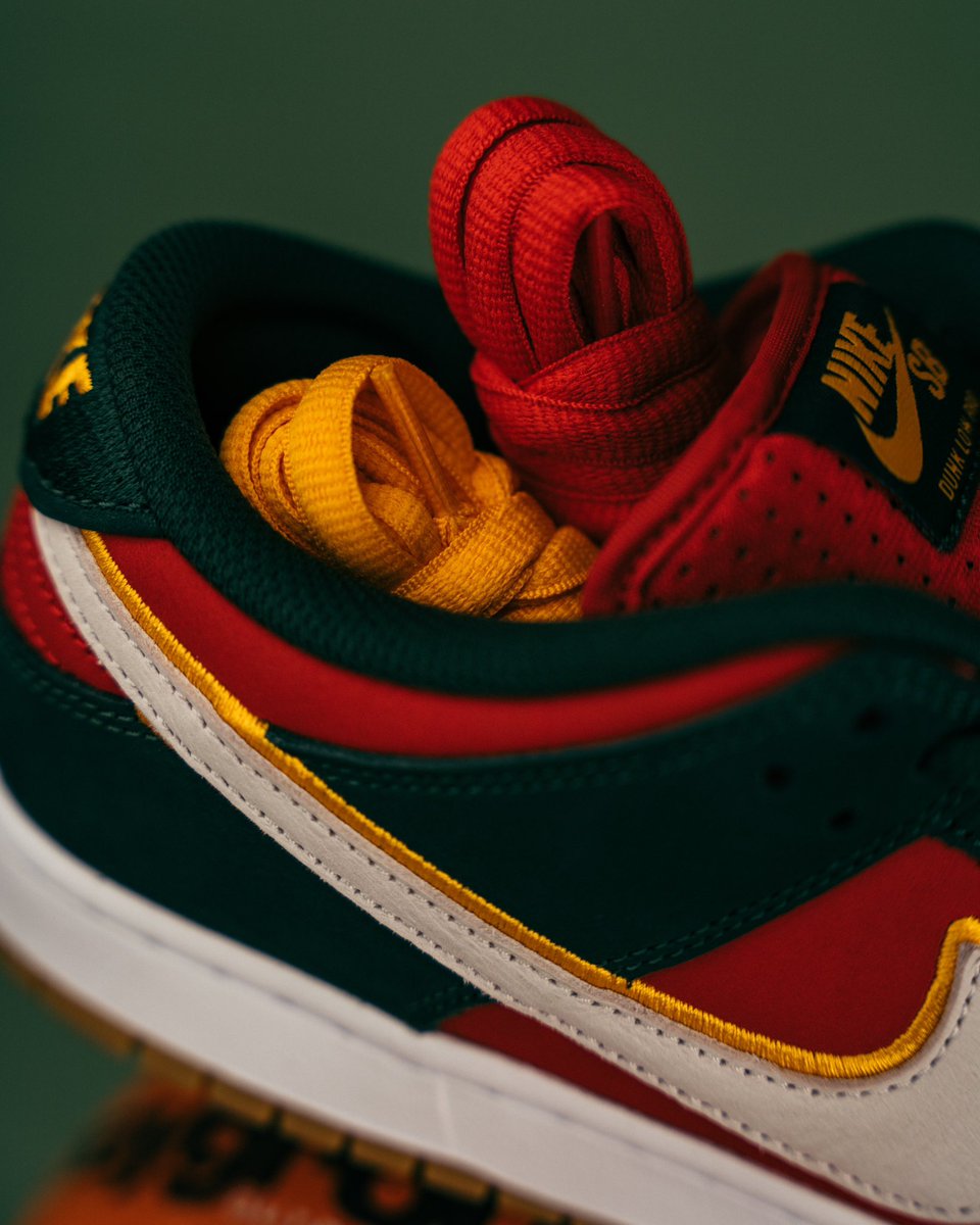 instant_skate's tweet photo. 11/27発売 
Nike SB Dunk Low Pro PRM "Seattle Supersonics"

1967年に創設された伝説のNBAチーム、シアトル・スーパーソニックスに敬意を表したプレミアムなDunkが登場。

スーパーソニックスの象徴的なチームカラーが見事に表現されています。

販売方法はプロフィール🔗先のブログをご確認下さい。 https://t.co/IUG4laTP80