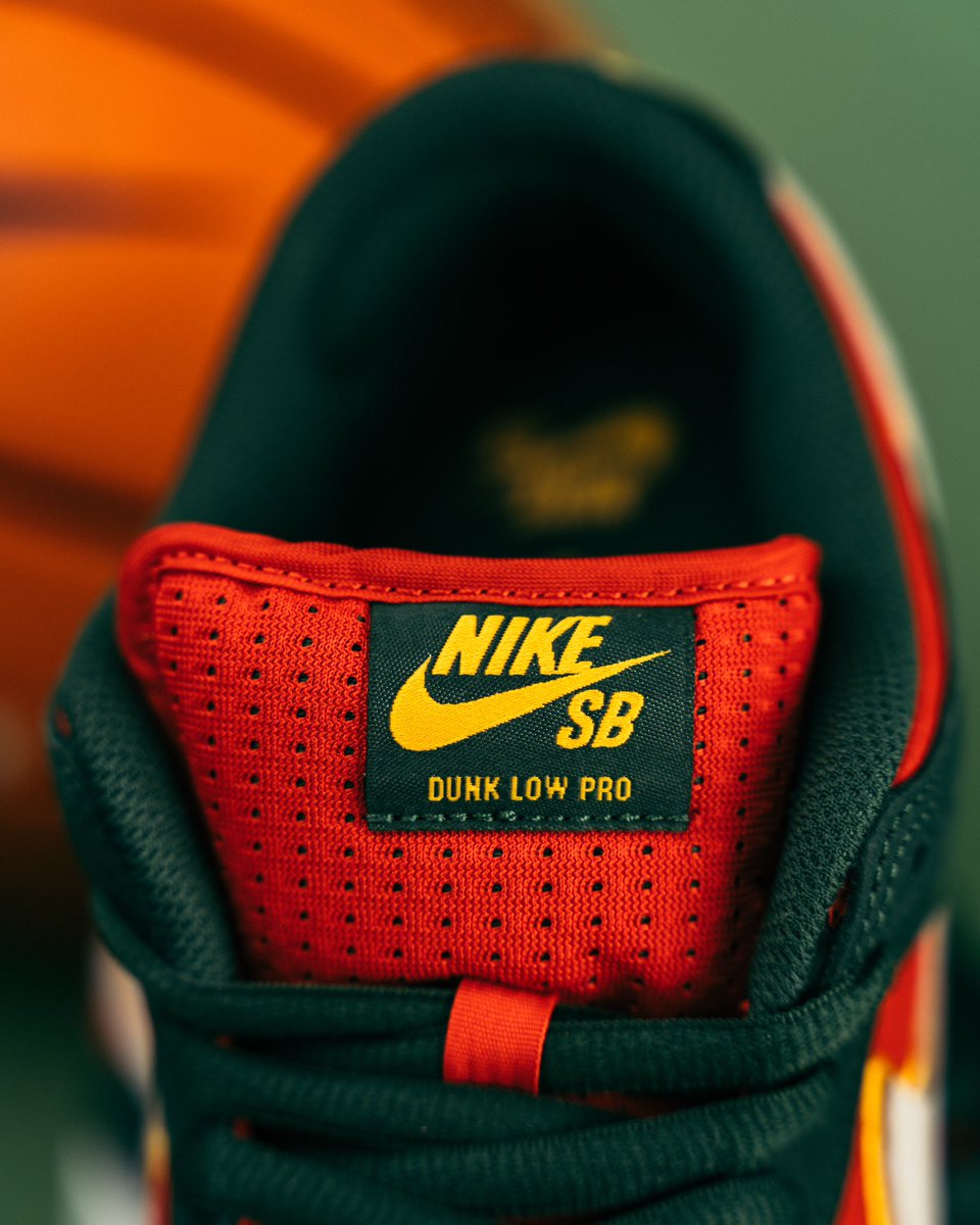 instant_skate's tweet photo. 11/27発売 
Nike SB Dunk Low Pro PRM "Seattle Supersonics"

1967年に創設された伝説のNBAチーム、シアトル・スーパーソニックスに敬意を表したプレミアムなDunkが登場。

スーパーソニックスの象徴的なチームカラーが見事に表現されています。

販売方法はプロフィール🔗先のブログをご確認下さい。 https://t.co/IUG4laTP80