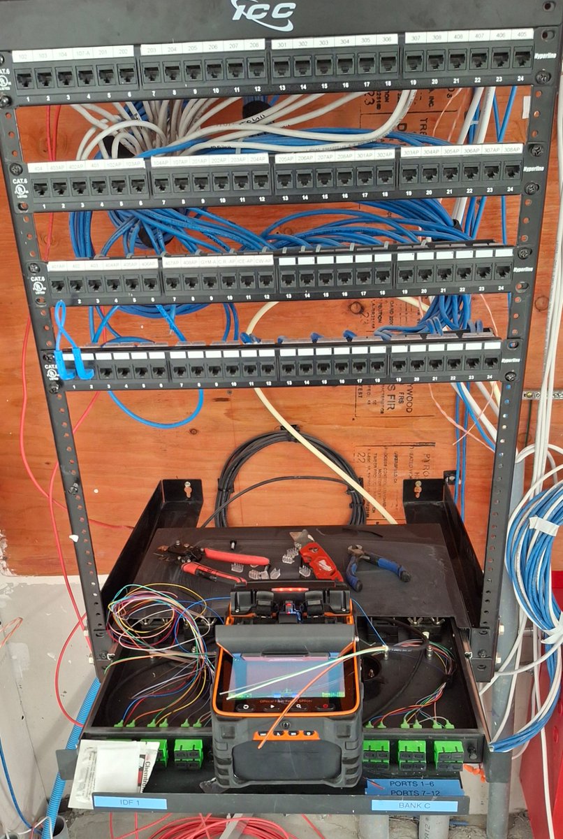 mercaudio99's tweet image. as events wind down for the year its time for equipment maintenance such as cat 6 snake repair, tac 12 fiber repair, or in todays case installing a 6 strand fiber link at a new build apartment complex.
 #singlemode
#fiber
#optic
#fiberoptic
#networking
#installation