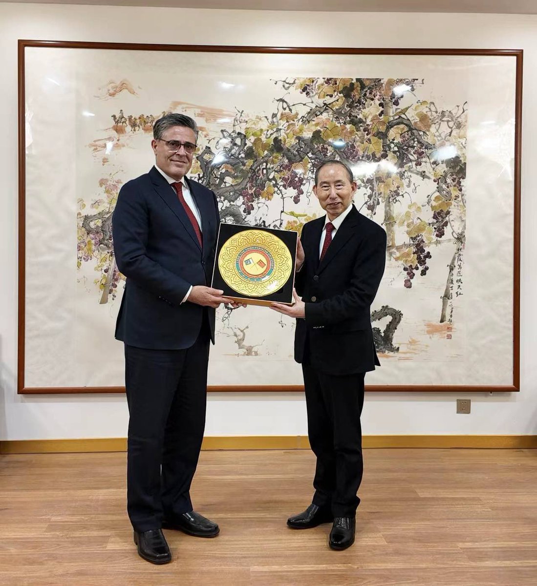 KhalilHashmi's tweet photo. Productive discussions with Mr. Long Yuxiang, Executive Chairman of China International Cultural Communication Centre (CICCC). Recalling the Friendship and Business Reception, we jointly organized during the visit of Prime Minister @CMShehbaz to China this June, we discussed ways to further strengthen multiple facets of our relationship, including trade, investment, art and tourism.
@PakPMO @ForeignOfficePk @CathayPak
