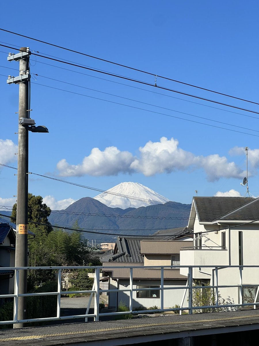 ngam30's tweet photo. ついに、真っ白に。
一昨日の寒さが効いたようで、嬉しい⛄️
御殿場線上大井駅からの富士山です https://t.co/mYJBTOcjsL
