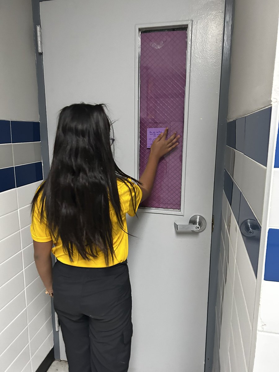 MrsACorona's tweet photo. We had our @ARCESYISD Purple Star Ambassador Club share positive notes of GRATITUDE across our campus to brighten someone’s day! #ThankfulThursday 🧡🤎🤍 https://t.co/TwW1md7OgL