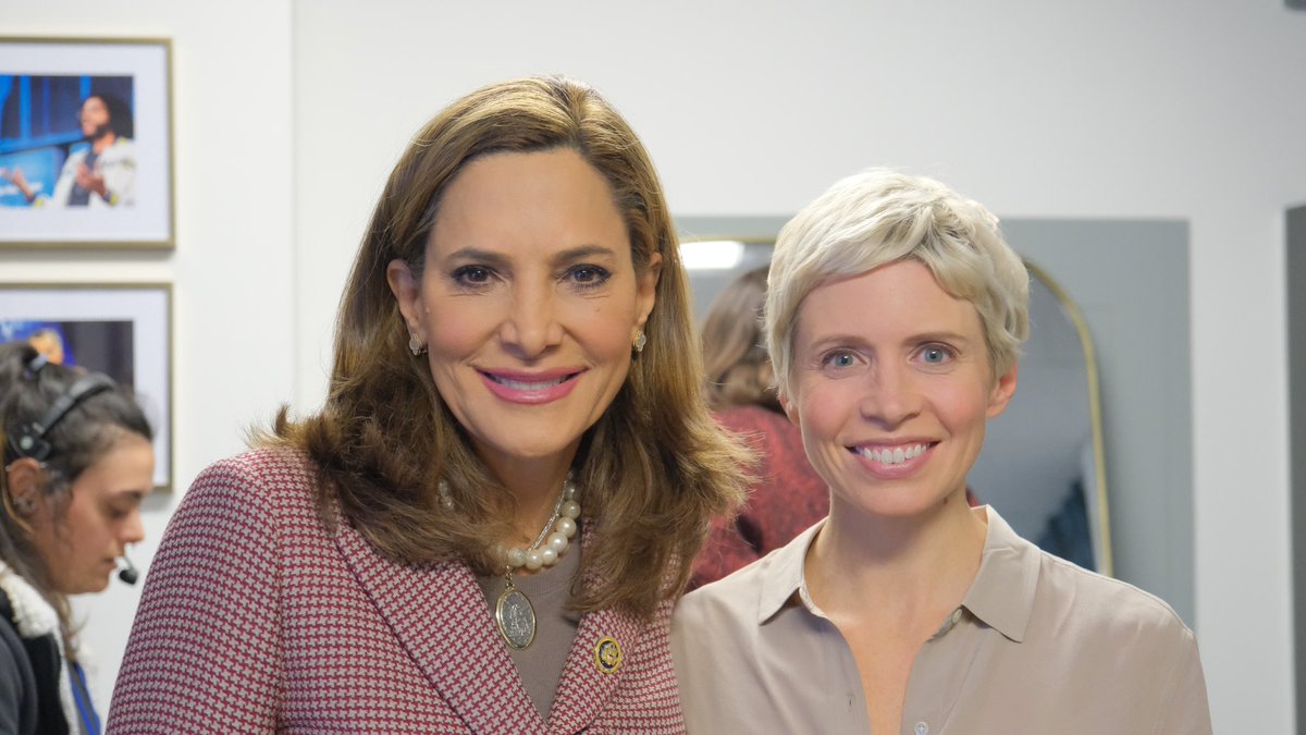 Thank you <a href="/washingtonpost/">The Washington Post</a> for inviting me as a “trailblazing woman” to the 2024 Global Women’s Summit!

Speaking w/<a href="/LACaldwellDC/">Leigh Ann Caldwell</a> reminded me how much I miss journalism (my first career, 35 years+!) 

Great convo covering the Hispanic vote, immigration &amp; other important topics!