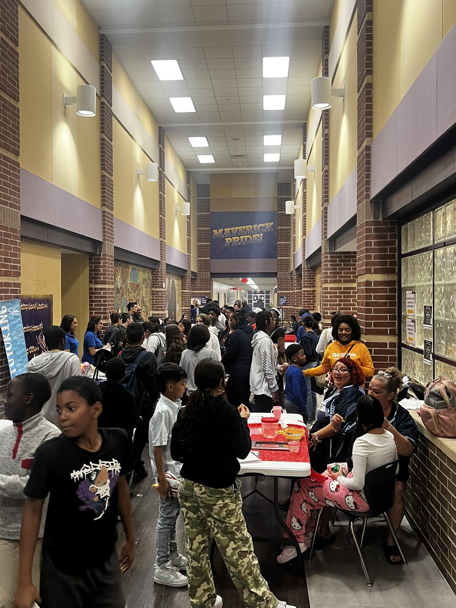 It’s a full house at The Ranch for our Community Cookout!! 💜💛<a href="/MRJHMavs/">Morton Ranch JH</a> <a href="/katyisd/">Katy ISD</a>