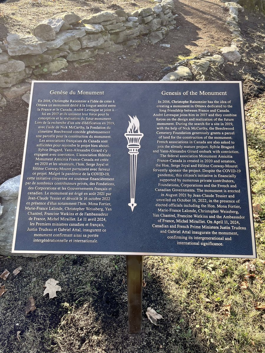 La plaque en bronze expliquant la genèse du monument Amicitia France Canada est installée au @BeechwoodCem ! Merci aux équipes techniques et à tous ceux qui s’investissent 🙏 2025 s’annonce riche en culture et mémoire. Restez connectés ! 👀

#Mémoire