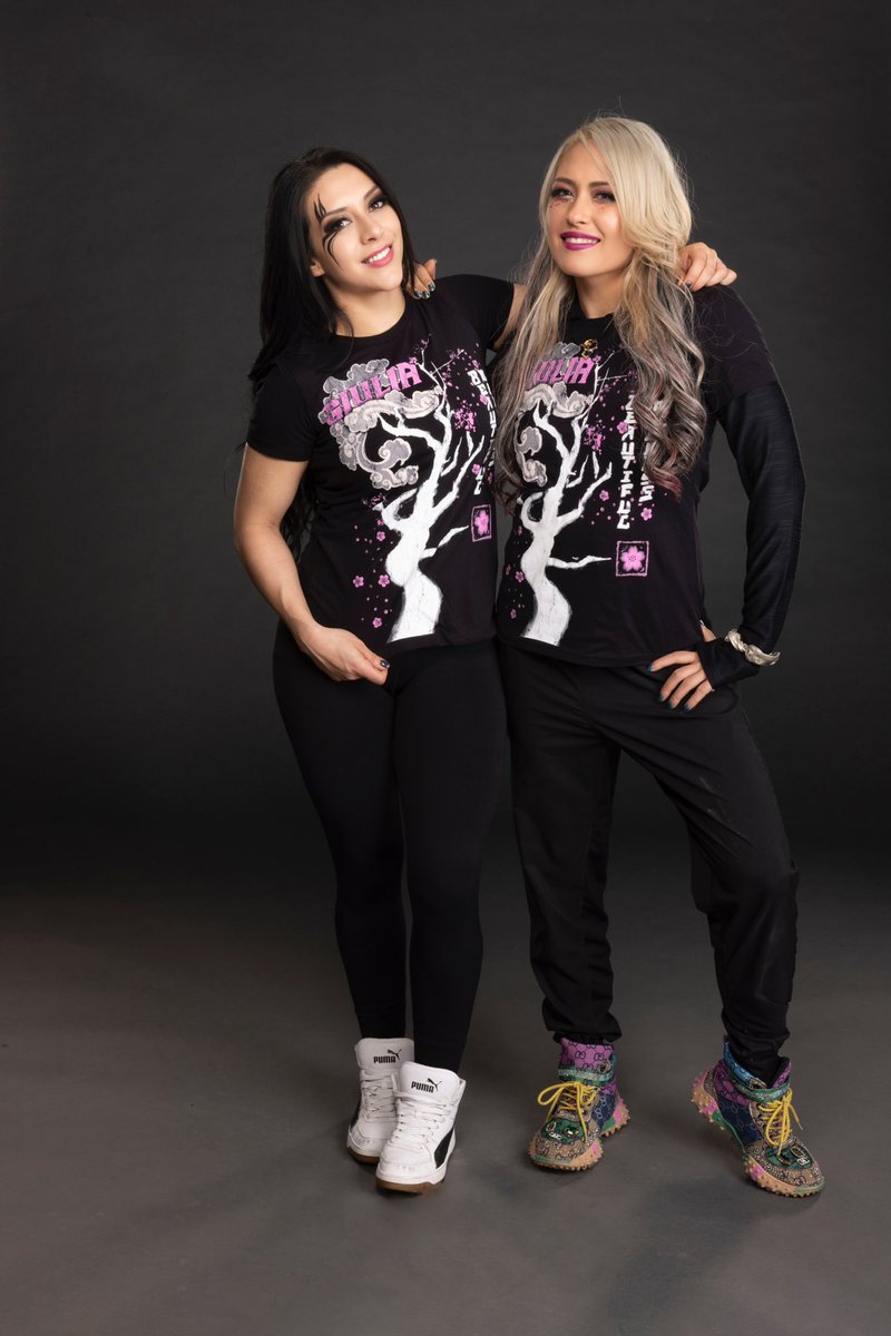 __LaPrimera__'s tweet photo. Pretty merch for a pretty face. https://t.co/MUHzp8wJcT