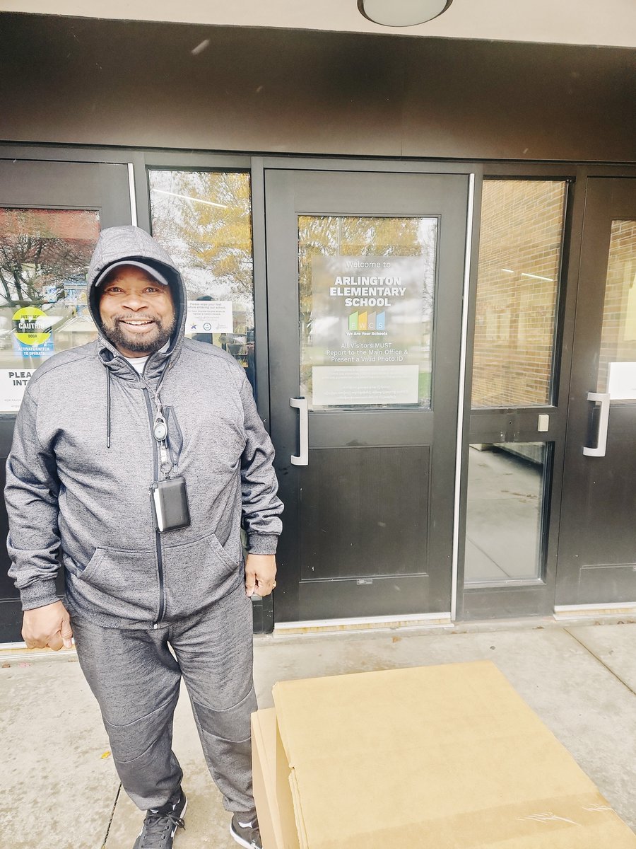 Special thanks to the Brookside Family, this year we collected and distributed 100 Thanksgiving Meal Kits!