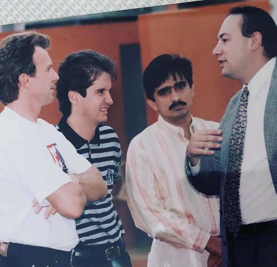 Cha_Parrow's tweet image. Los inicios del stand up en México. De derecha a izquierda: @GonCuriel, @ricardomedijo , Richie O Farril y Alex Fernández. Faltaron @cojofeliz y @TeAmoTioRober