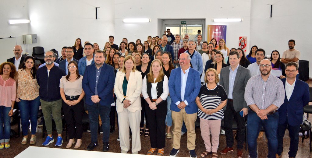 Entrega de Certificados del Curso “Abordaje Integral de los Consumos Problemáticos” a equipos técnicos de Municipios y Comunas” con la presencia de las autoridades provinciales  <a href="/GiScaglia/">Gisela Scaglia</a> <a href="/vicky_tejeda/">Victoria Tejeda</a> <a href="/WalterGhione/">Walter Ghione 💙</a> <a href="/chechobasile/">Checho Basile</a>