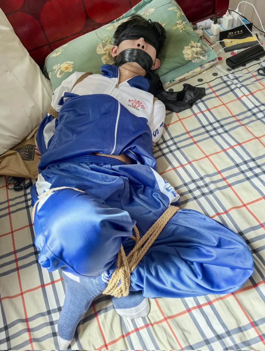 putongren_1's tweet photo. Ta被強行捆起來，扔床上了…… https://t.co/fEYKhC3AHo
