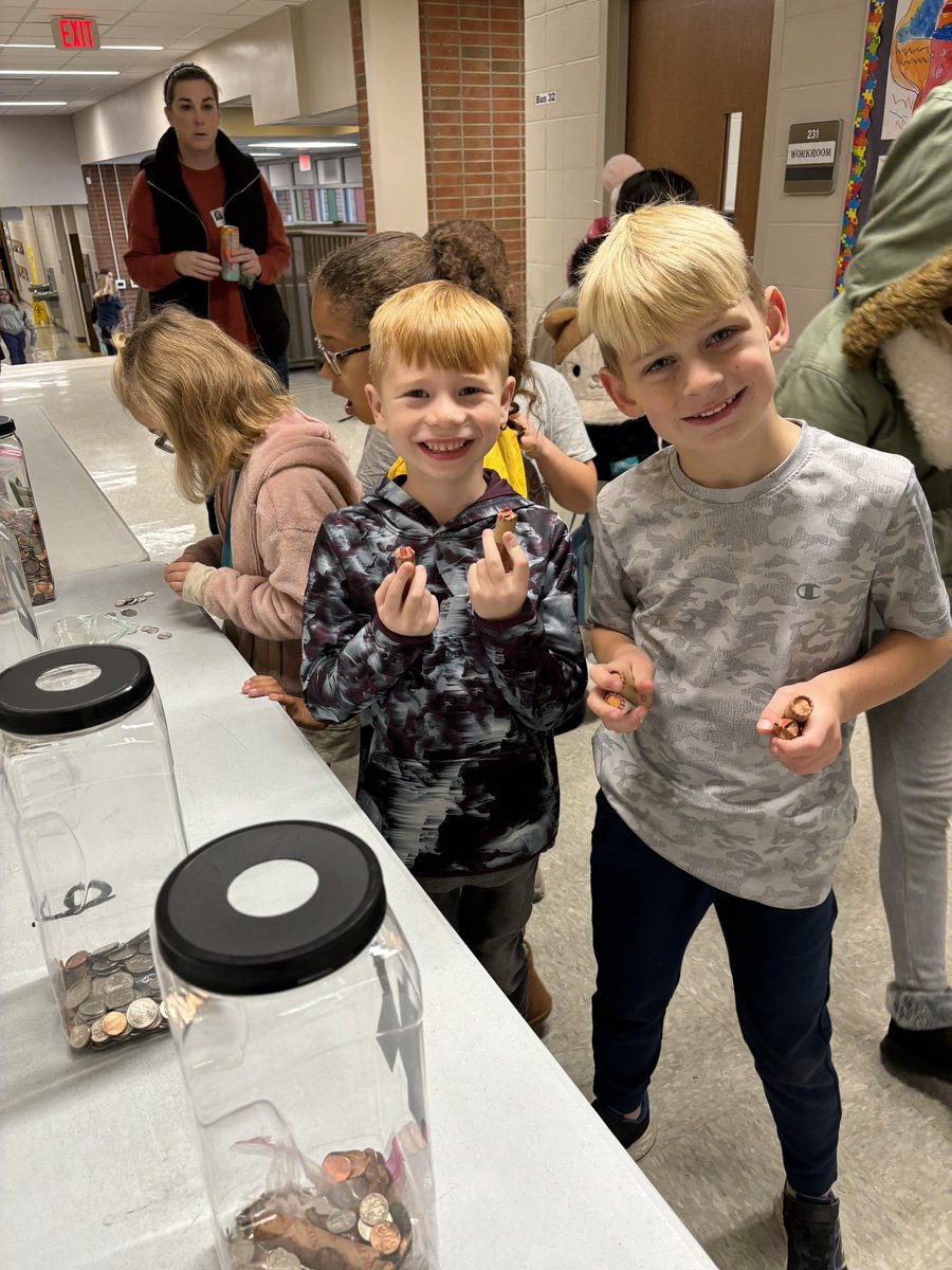 McGheeJennifer's tweet photo. We had another great day, filled with generosity and smiles, at Summit as we raised money so families in need from @FHSchools can have gifts to celebrate the holidays. The last day for Coin Wars to support @9UnitedLeaders Shop &amp; Share is tomorrow! @summitbees https://t.co/geueOaNncI