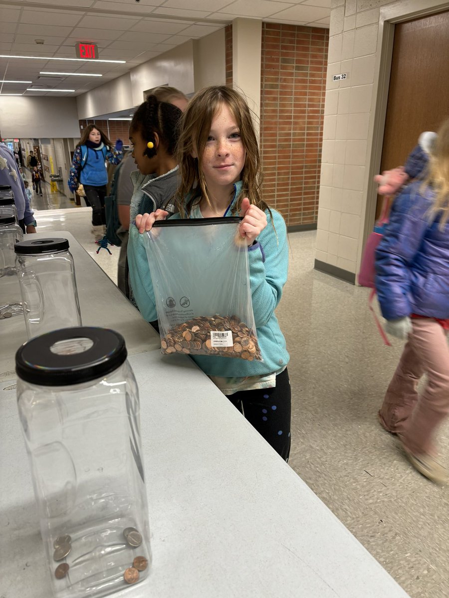 McGheeJennifer's tweet photo. More pictures from Coin Wars at Summit! Together we are making spirits bright for local families. @summitbees - tomorrow is our last day! Let’s fill those jars with quarters, dimes, nickels, pennies and cash, too! @FHSchools @9UnitedLeaders https://t.co/67FBnTICUe