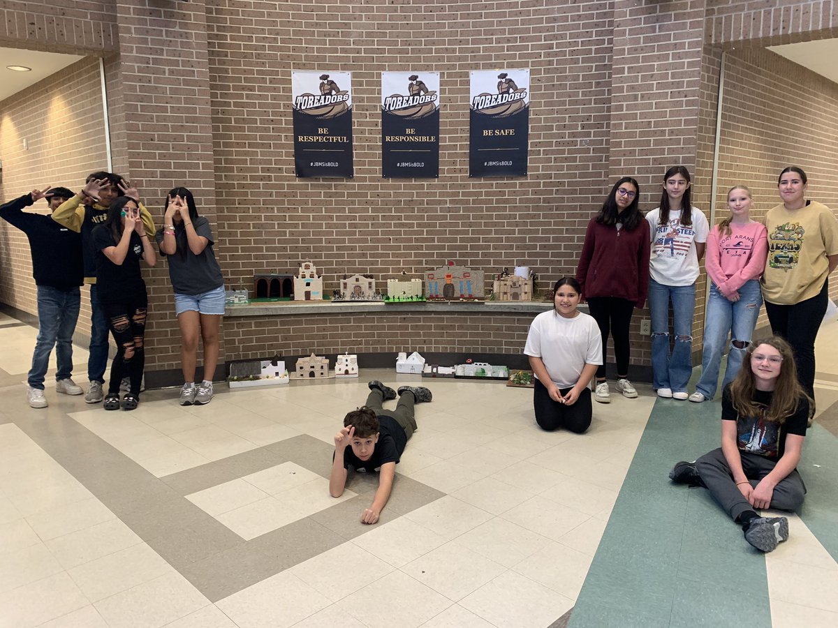 MsFloresUSHist's tweet image. My 7th grade advance Texas History classes did a great job this year on their Build a Mission Projects. Love seeing their creativity. ๐