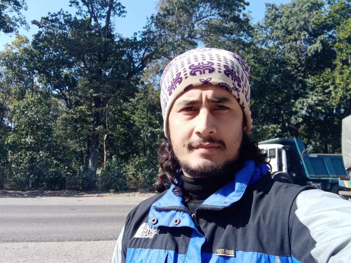 माथि हेर्दा गर्दन दुख्छ
 तल हेर्दा पनि त गर्दन दुख्छ
न दुख्नि त यो दुनियामा केछ😥
दुनियाले न देखेको मन त दुख्छ😥😥