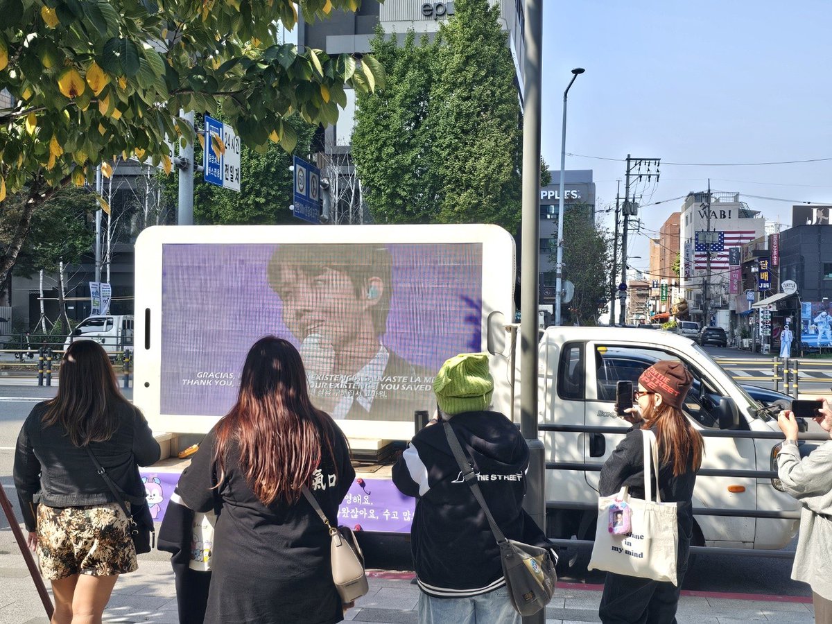 btsarmycol_'s tweet photo. ARMY Colombia, recuerdan la pantalla móvil que se envió hace poco por el regreso de Hobi del SM? 🥹💜

De ese talante es nuestro amor y nuestras ganas de tener a Hobi en un posible Tour con nosotros 🔥🇨🇴

#jhopeTourEnColombia
@OcesaColombia @paramo_presenta @LiveNation @livenationlatam @moveconcertsco @Flora__Music @hybe_latam @UMusicColombia @Juanjo_guerrero @musictrendscol