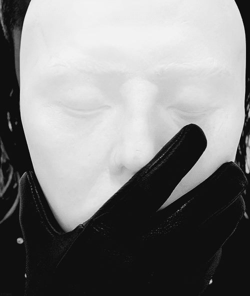 SusanneLeist's tweet image. Remove your mask;
Show your face.
Let the porcelain
Shatter to pieces.
I want to see the man.
Beneath the disguise.
I see the evil in your eyes.

PREY FOR THE DEAD

amzn.to/2F1IiI2

bit.ly/2XCDuD7

#thrillerchallenge2024  #thrillinglove  #paranormal