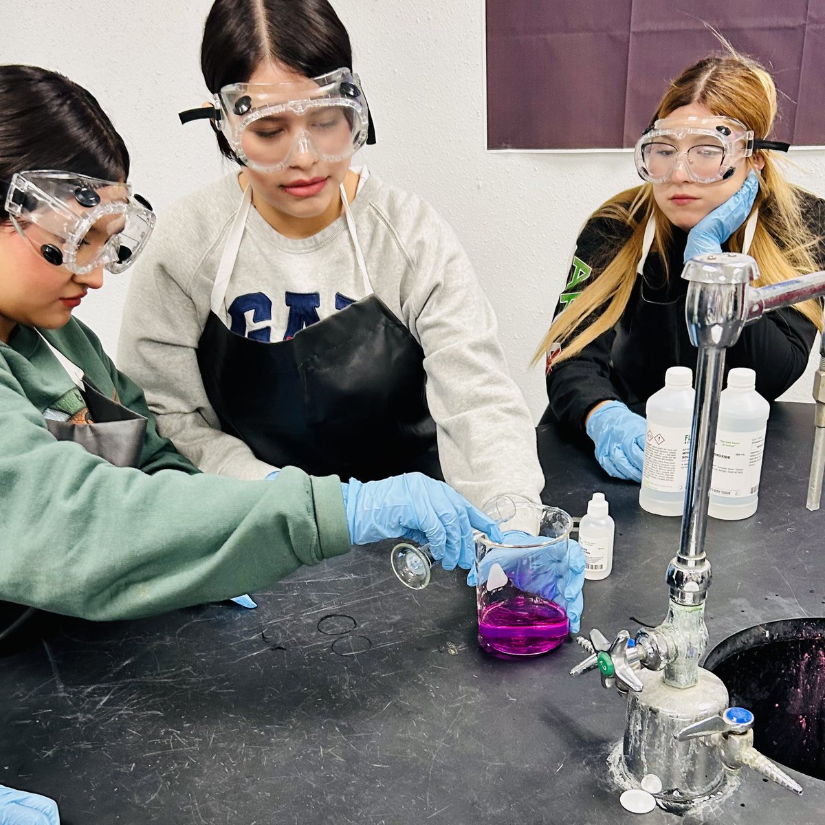 MrAldavaz's tweet photo. Today my crazy chemists discovered what happens when you conduct an acid and base reaction. Check it out! 🧑🔬👩🔬 #SEHSTheBest #ScienceWithMrA #DoYouEvenScienceBro https://t.co/zgI0SCD8Ua