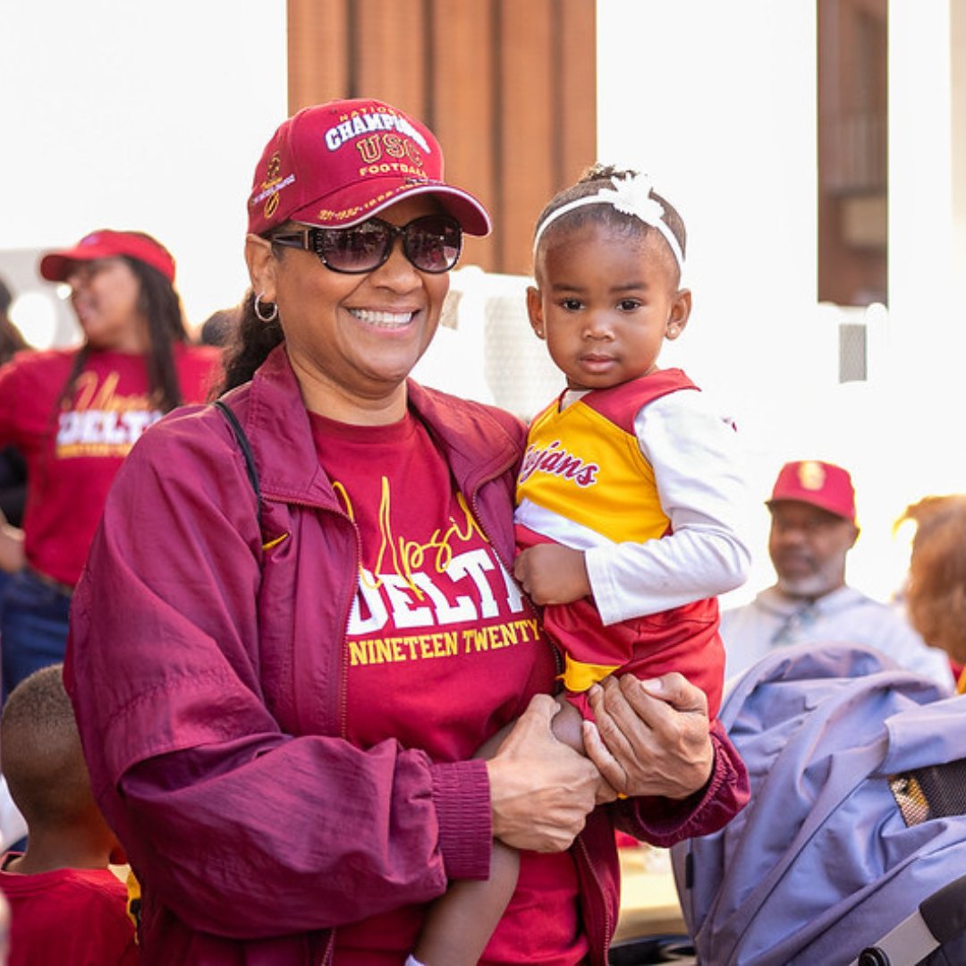 USCBAA's tweet image. We’re still catching our breath from an unforgettable 40th Annual #USCBAA Legends Homecoming Tailgate! Thank you for coming out, showing your Trojan pride, and making this celebration one for the books. Click link (linktr.ee/uscbaa) for photos . #FightOn!✌🏾 #USCAlumni