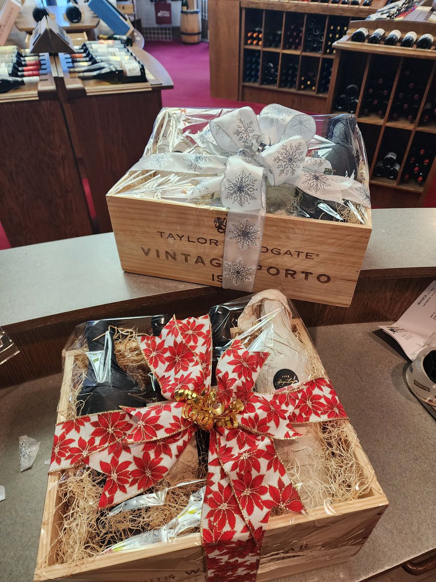 TheWineCellarAB's tweet image. Tis the season 🎄 #customgifts #wineboxes #prettybows