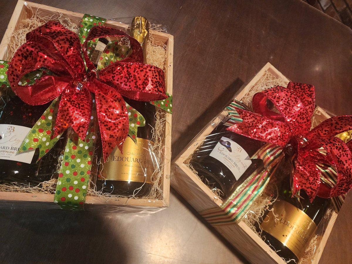 TheWineCellarAB's tweet image. Tis the season 🎄 #customgifts #wineboxes #prettybows