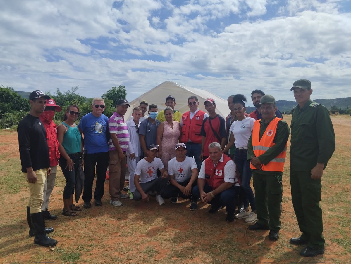 Hasta San Antonio del Sur e Imías provincia #Guantánamo entrega donativo por la Cruz Roja Internacional.
Entre los artículos cedidos incluyen lona plástica para techo provisional,  kits de cocina, herramientas y aseo, así como lámparas recargables. #UnidosXCuba