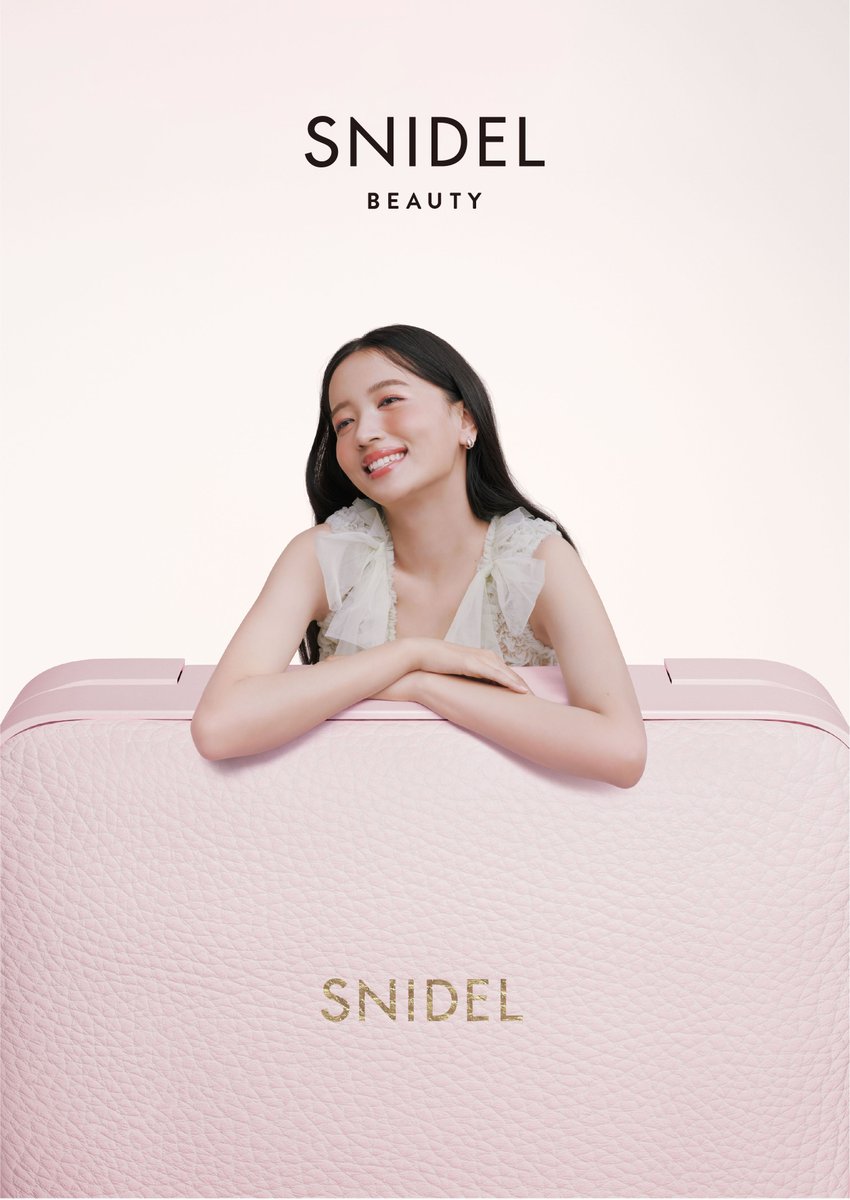 snidel_beauty's tweet image. 【情報解禁】 
どんなときも自由にメイクを楽しんでほしいという願いを込めた「2025SS Collection」が発売！ルージュは初回限定オリジナルロゴチャーム付き

■12月18日(水)予約開始
■1月1日(水)全国発売

・SNIDEL アイデザイナー n ＜初回限定パッケージ＞
　定番4種 

・SNIDEL ルージュ…