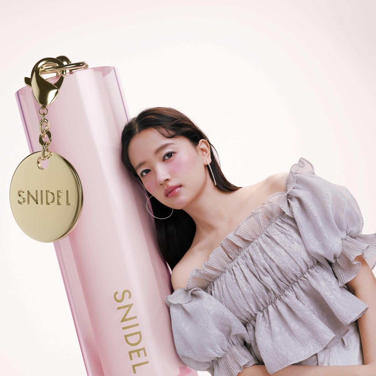 snidel_beauty's tweet image. 【情報解禁】 
どんなときも自由にメイクを楽しんでほしいという願いを込めた「2025SS Collection」が発売！ルージュは初回限定オリジナルロゴチャーム付き

■12月18日(水)予約開始
■1月1日(水)全国発売

・SNIDEL アイデザイナー n ＜初回限定パッケージ＞
　定番4種 

・SNIDEL ルージュ…