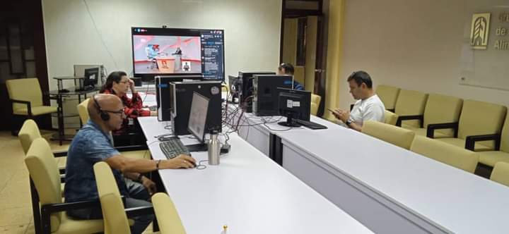 Colectivo del <a href="/geiacuba/">Grupo Empresarial de la Industria Alimentaria</a> acompañando al titular del <a href="/minalcuba/">Ministerio de la Industria Alimentaria de Cuba</a>  <a href="/AlbertoLopezcu/">Alberto López Díaz</a> hoy en <a href="/mesaredondacuba/">Mesa Redonda</a> para hablar de los desafíos, prioridades, insuficiencias y caminos para incrementar la producción de alimentos.
#MinalXMásAlimentos #AlimentariaPorCuba