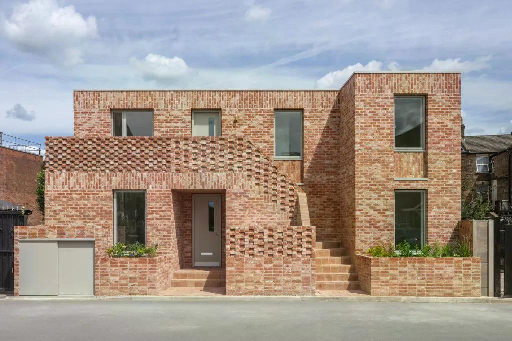 FIRST LOOK: Novak Hiles completes two ‘bold’ brick dwellings in north London bit.ly/4fEm9OU