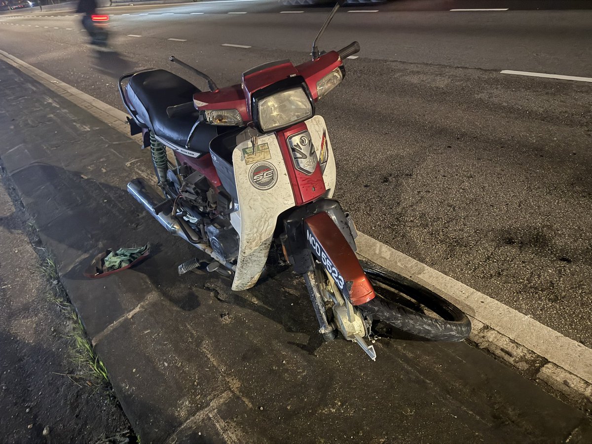 chotz666's tweet image. I just wanna inform u guys maybe aku akan ilang sebelah kaki due to an accident happen kelmarin. Kene langgar lari. Baru balik kerja pada 5.30 pagi. Kalau kaki aku xberjalan darah maybe kaki kiri aku will gone forever. 

Klu darah blh berjalan ke kaki, maybe kaki aku dpt selamat