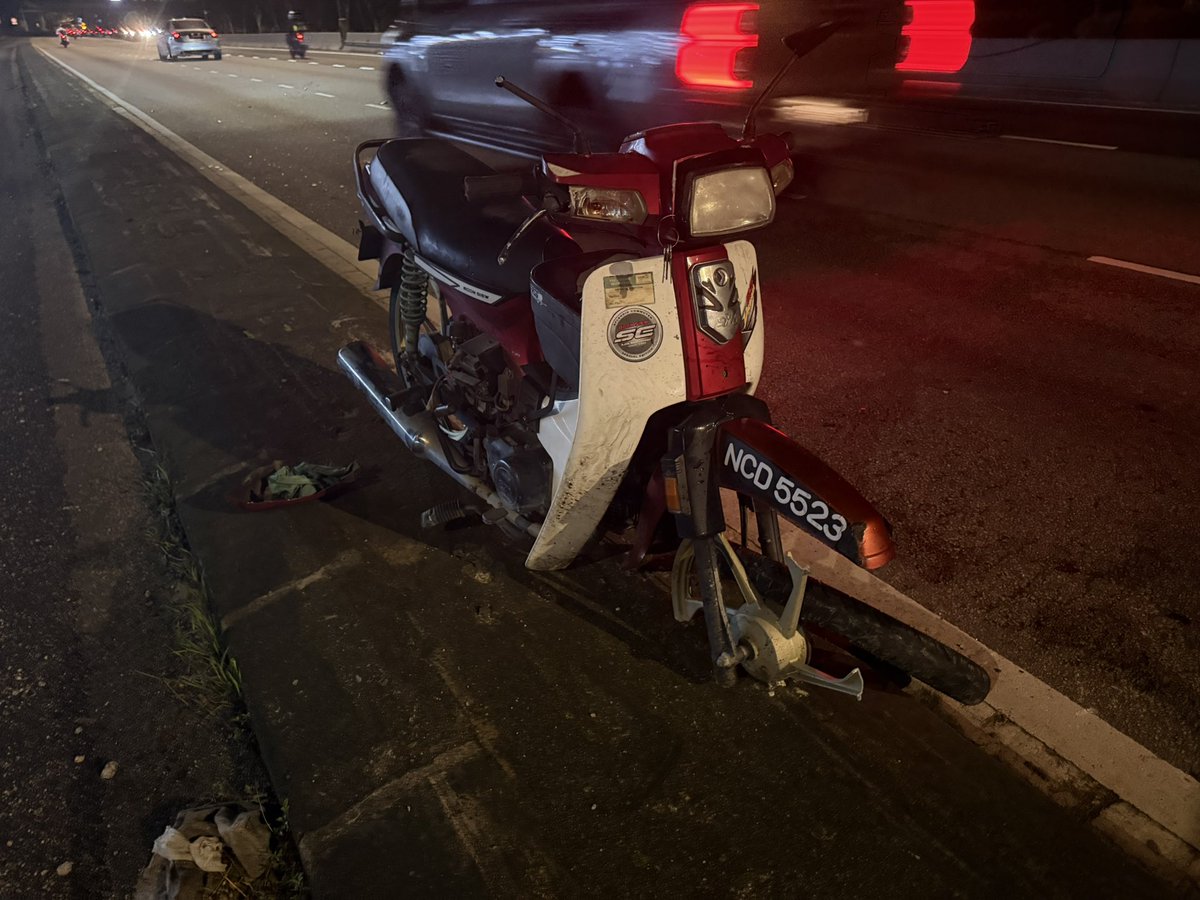 chotz666's tweet image. I just wanna inform u guys maybe aku akan ilang sebelah kaki due to an accident happen kelmarin. Kene langgar lari. Baru balik kerja pada 5.30 pagi. Kalau kaki aku xberjalan darah maybe kaki kiri aku will gone forever. 

Klu darah blh berjalan ke kaki, maybe kaki aku dpt selamat