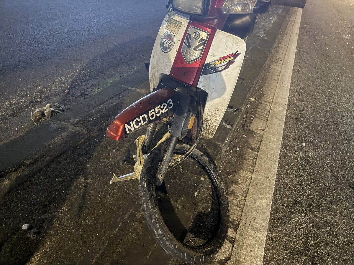 chotz666's tweet image. I just wanna inform u guys maybe aku akan ilang sebelah kaki due to an accident happen kelmarin. Kene langgar lari. Baru balik kerja pada 5.30 pagi. Kalau kaki aku xberjalan darah maybe kaki kiri aku will gone forever. 

Klu darah blh berjalan ke kaki, maybe kaki aku dpt selamat