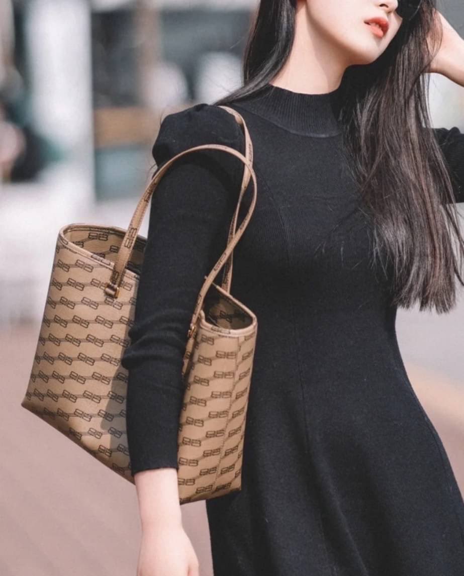 CHappybrand's tweet photo. โททรุ่นนี้ บอกเลยว่าน่าใช้นะคะทนมาก บาเรน tote 
Size 15 x 10.5 นิ้ว 
อปก. ถุงผ้า การ์ด ถุงกระดาษ 

🏷️ 26,990.- https://t.co/l5CIOzkDWa