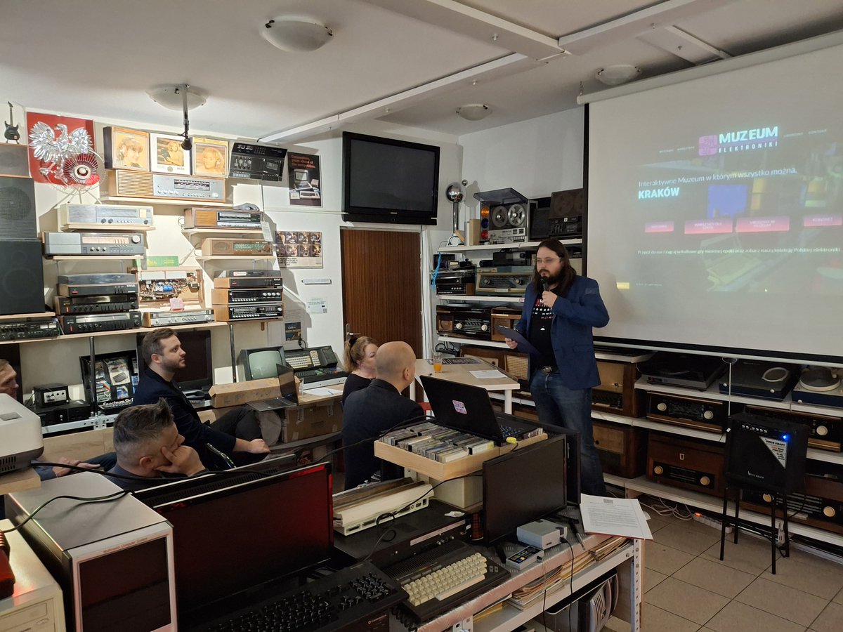 KarolKrolURK's tweet photo. Cyfrowe dziedzictwo w centrum: rozwój nauki, kultury i biznesu. 20 listopada 2024 r. odbyło się kolejne już spotkanie z cyklu „Na Turystycznym Szlaku Cyfrowego Dziedzictwa Kulturowego” #retrogaming #retrocomputing #LaboCDeK 🔊 https://t.co/1djD2DmpMg https://t.co/UxQDJt6LpL