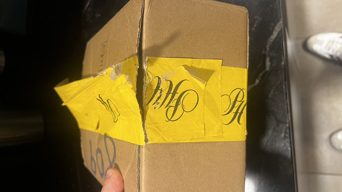 Que porquería que te hagan esto la gente de @imile_delivery en México con <a href="/palaciohierro/">El Palacio de Hierro</a> de verdad que tristeza estar emocionado de recibir tu compra y te hayan robado! 

¡QUÉ DECEPCIÓN!