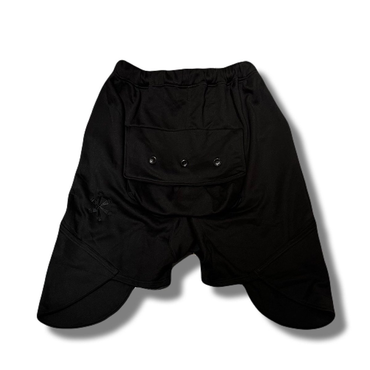 ENIMOCLOTHING's tweet photo. 完全オリジナルハーフパンツ。
異形のシルエットで、太めのシルエットなのにスタイリッシュ。
モード系を連想させるようなシルエットなのに、ミリタリーパンツP-44からインスパイアを受けて、バックポケットには大きめのバックポケットを装着。

https://t.co/SEVdYsuPTa https://t.co/LcQk3rrMPo