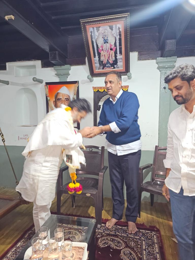 paricharakpm's tweet photo. शिवसेनेचे फायरब्रँड नेते, मा.खा.निलेशजी राणे साहेब पंढरपूर येथे श्री पांडूरंगाच्या दर्शनासाठी आले असता त्यांनी आपल्या परिचारक वाड्यात भेट दिली...
याप्रसंगी आ. प्रशांत काकांनी त्यांचा स्वागतपर सत्कार केला...
#bhet #Pandharpur #Shivsena #nileshRane #darshan #bhet #pranavparicharak https://t.co/MZCprWCxsV