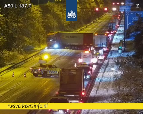 In het hele land komt plaatselijk verraderlijke gladheid voor door sneeuw- en hagelbuien, vooral in het oosten en noorden ook door sneeuw(restanten). Houd ook overal rekening met bevriezing van natte weggedeelten. Wees alert. #codegeel. Check je route op: rwsverkeersinfo.nl