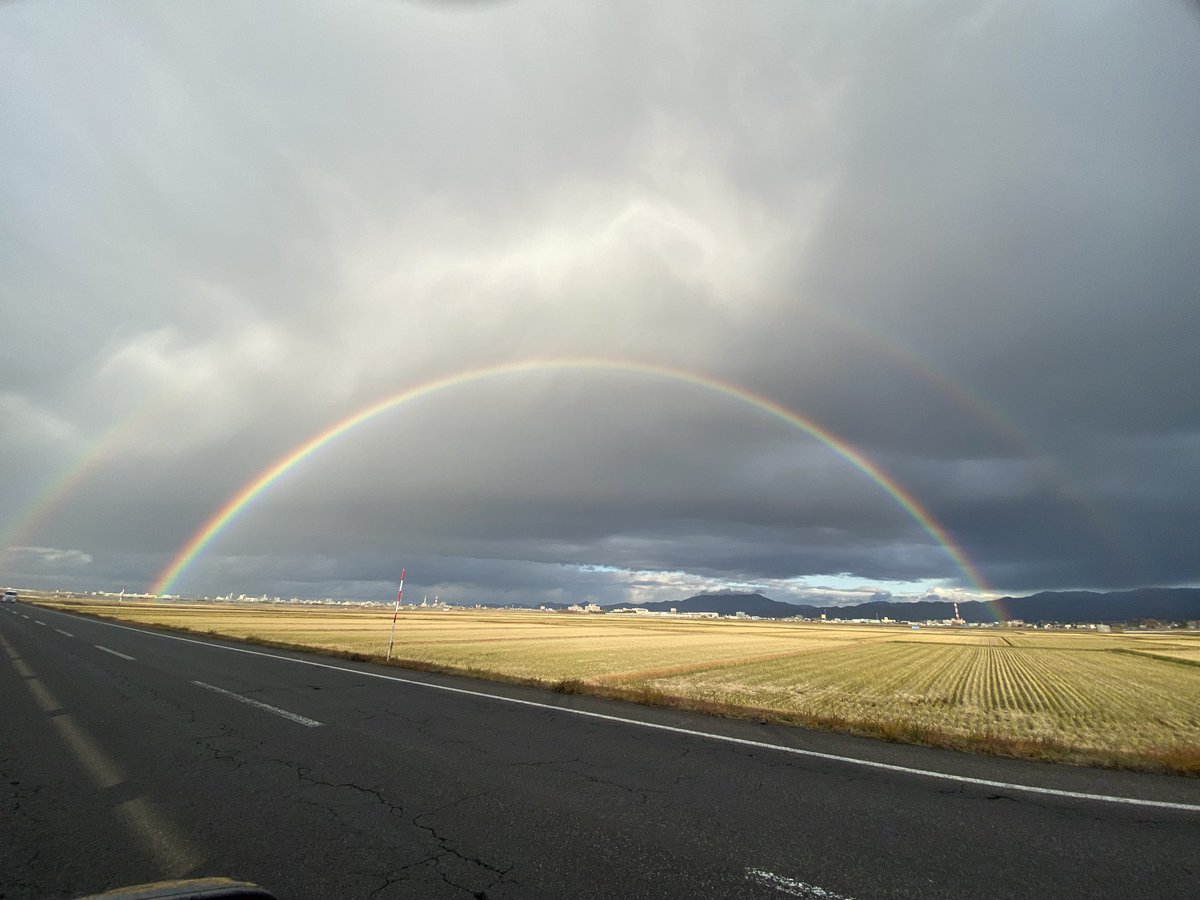 w_anagram's tweet photo. 虹が二重にかかってる🌈 https://t.co/KoReopuXCX