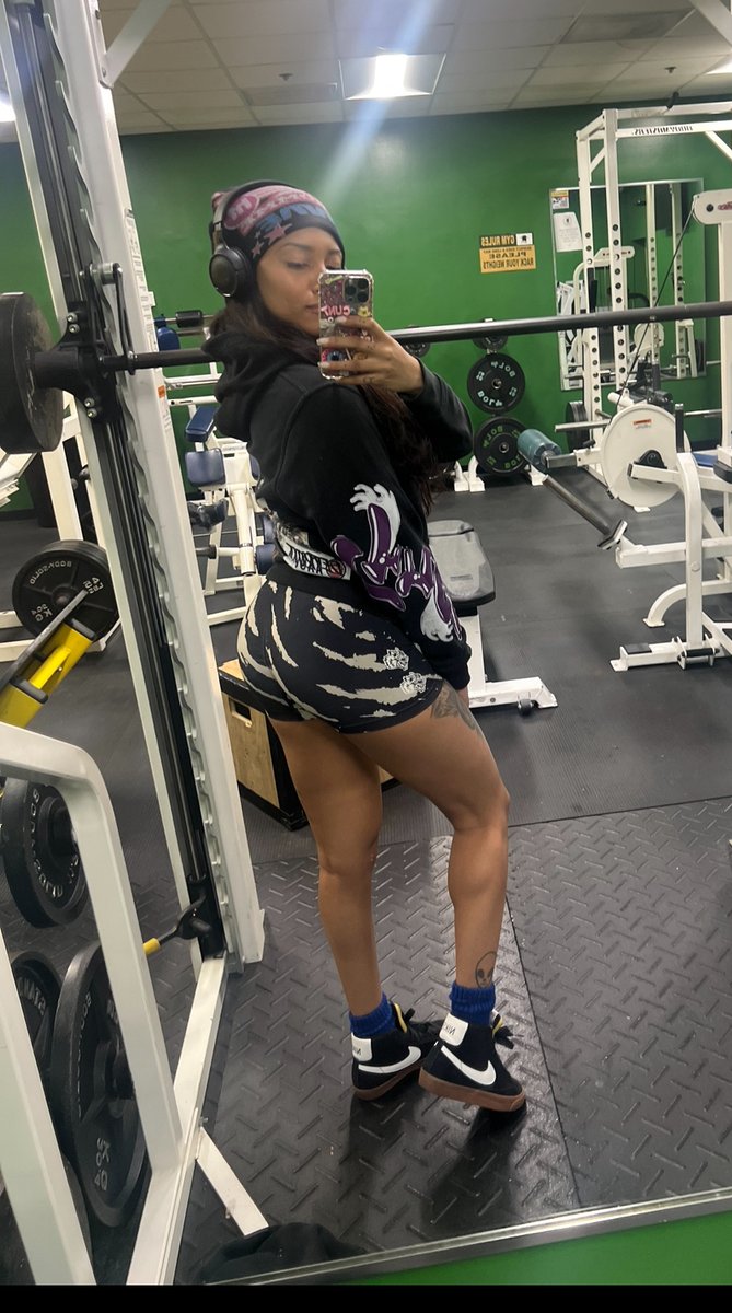 Need a dominant muscle mommy? https://t.co/CejuHl6rXE