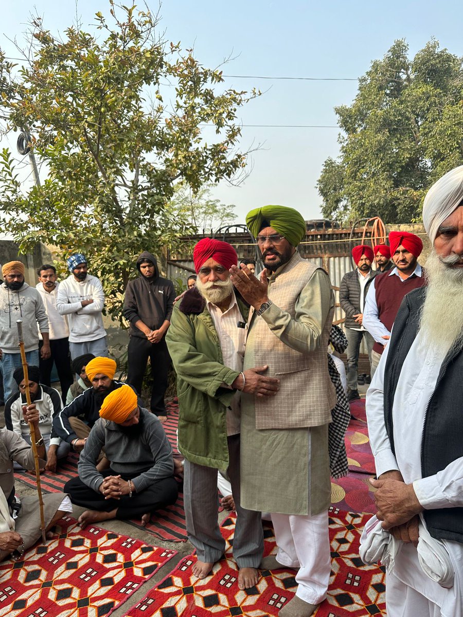 KuldeepSinghAAP's tweet photo. ਵਿਧਾਨ ਸਭਾ ਹਲਕਾ ਅਜਨਾਲਾ ਵਿੱਚ ਆਮ ਆਦਮੀ ਪਾਰਟੀ ਦਾ ਮੁੱਢ ਬੰਨਣ ਵਾਲਿਆਂ ਚੋਂ ਇੱਕ ਸਾਡੇ ਪਾਰਟੀ ਵਰਕਰ ਸਰਦਾਰ ਰਗਬੀਰ ਸਿੰਘ ਗਾਲਬ ਫੌਜੀ ਸਾਹਿਬ ਦਾ ਬੇਟਾ ਖੁਸ਼ਪਾਲ ਸਿੰਘ ਜੋ ਆਪ ਵੀ ਪਾਰਟੀ ਨਾਲ ਕੰਮ ਕਰਦਾ ਸੀ ਪਰ ਪਿਛਲੇ ਕੁਝ ਸਾਲਾਂ ਤੋਂ ਉਹ ਪੁਰਤਗਾਲ ਵਿੱਚ ਮਿਹਨਤ ਕਮਾਈ ਕਰਨ ਗਿਆ ਸੀ। ਪਿਛਲੇ ਦਿਨੀਂ ਹਾਰਟ ਅਟੈਕ ਦੇ ਨਾਲ ਉਸਦੀ ਮੌਤ ਹੋ ਗਈ। ਅੱਜ ਪਿੰਡ ਗਾਲਬ ਪੁਹੰਚ ਕੇ ਉਸਦੇ ਸੰਸਕਾਰ ਦੀਆਂ ਰਸਮਾਂ ਵਿੱਚ ਸ਼ਾਮਿਲ ਹੋ ਕੇ ਆਪਣੇ ਸਾਥੀ ਫੌਜੀ ਸਾਹਿਬ ਨੂੰ ਹੌਂਸਲਾ ਦਿੱਤਾ ਅਤੇ ਪਰਿਵਾਰ ਨਾਲ ਦੁੱਖ ਸਾਂਝਾ ਕੀਤਾ। #AAP