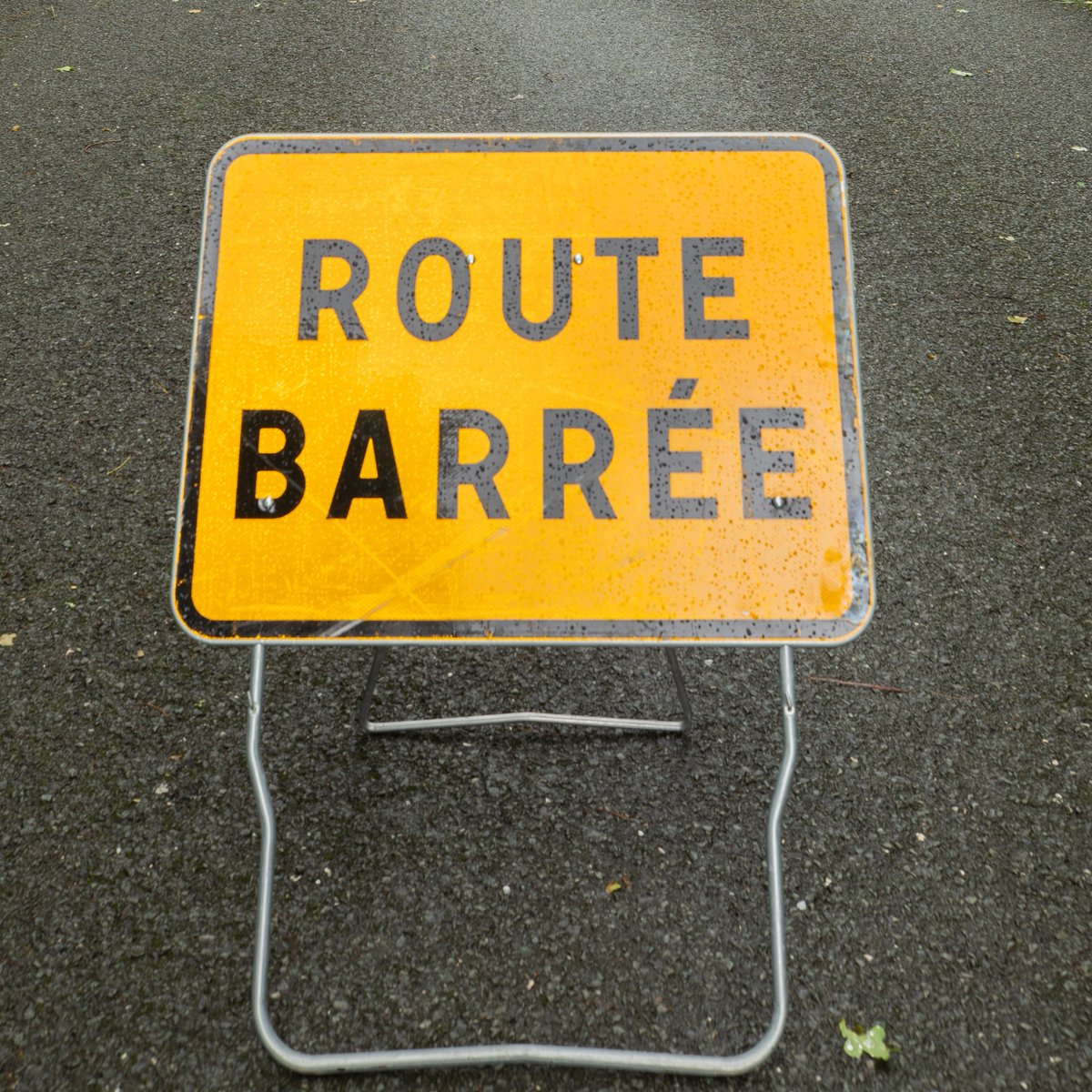 #Inforoutes #Gironde 🚧⚠️| #Accident entre 2 poids-lourds  sur la #RD1215, au niveau de #MoulisEnMédoc : la route est fermée dans les deux sens.

Déviation au niveau de #ListracMédoc par la RD208 et RD105.