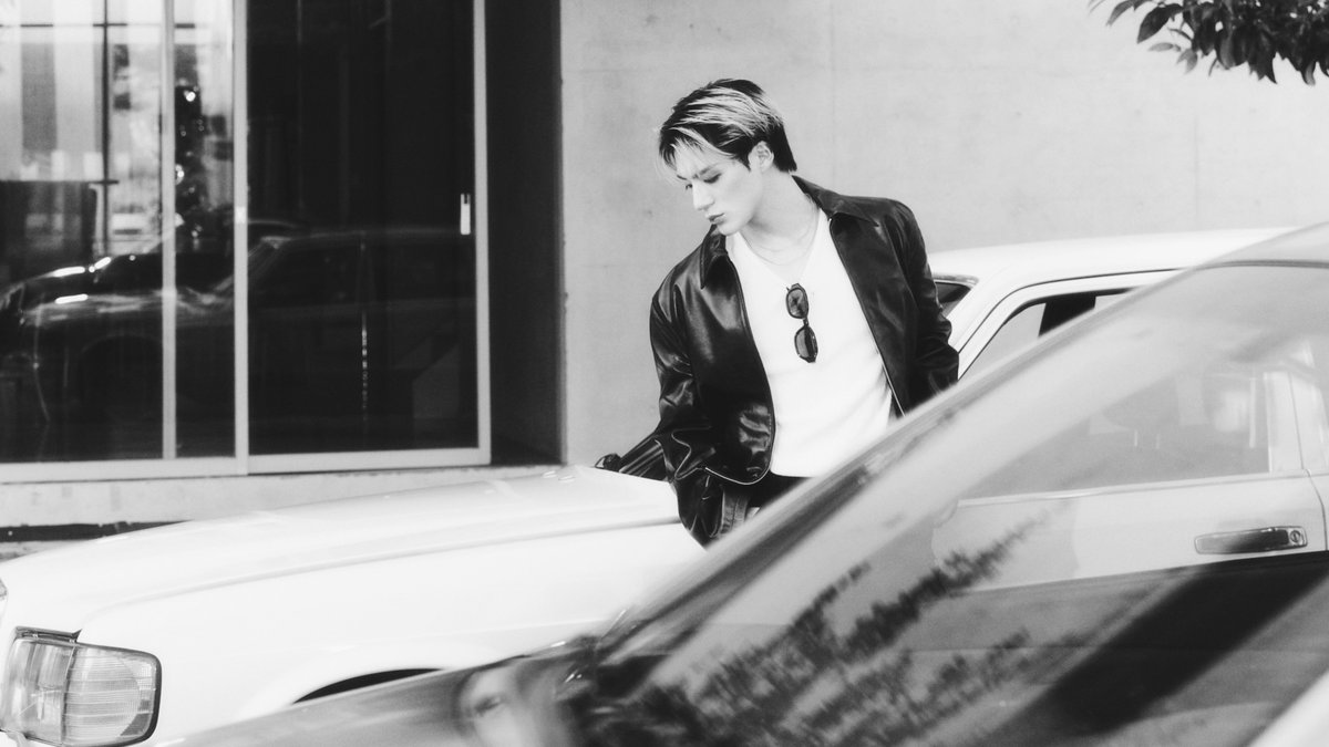 rexueim's tweet photo. Just a casual moment, leaning on the car and enjoying the day. The leather jacket and white tee combo feels timeless simple, yet it says everything it needs to. I love how the natural light hits just right, highlighting the relaxed vibe of the scene. https://t.co/SlgWtBOHou