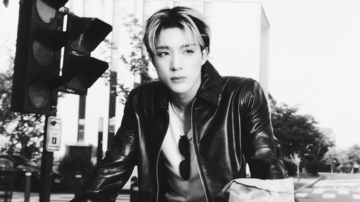 rexueim's tweet photo. Just a casual moment, leaning on the car and enjoying the day. The leather jacket and white tee combo feels timeless simple, yet it says everything it needs to. I love how the natural light hits just right, highlighting the relaxed vibe of the scene. https://t.co/SlgWtBOHou