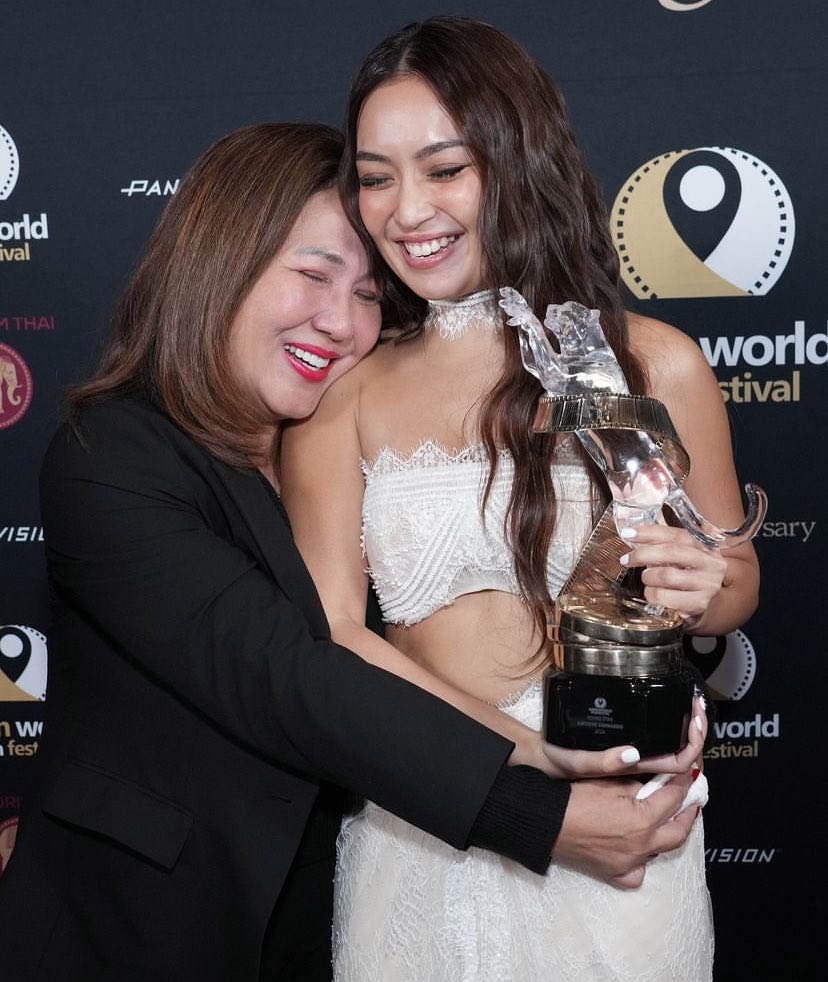 bernardrool's tweet photo. THIS SHOT?? IM CRYING !! TITA MIN, THE REAL QUEEN MOTHER IF U ASK ME https://t.co/5CTOYcqtPd