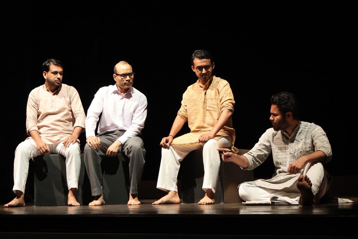 _ashusingh_'s tweet image. “अंबेडकर और गांधी के मंच पर छुआछूत पर गहन चर्चा के विचारोत्तेजक क्षण। एक संवाद जो समाज की जड़ों को झकझोरता है।
#अंबेडकरऔरगांधी #छुआछूत #सामाजिकन्याय #थिएटरप्रदर्शन #राजेशकुमार”
@ArvindGaur sir 🙏🏻
@AsmitaTheatre  🎭