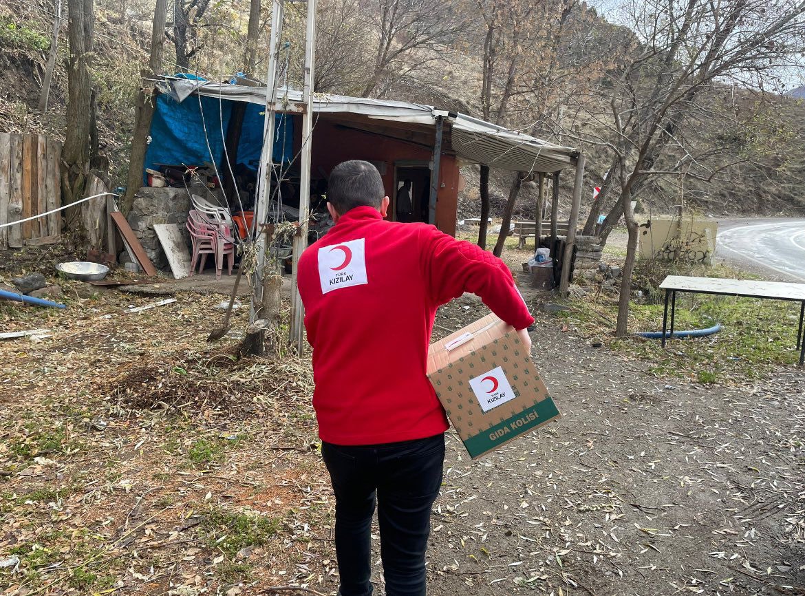 Gönüllülerimiz ve personelimizle birlikte ülkemizin dört bir yanındaki ihtiyaç sahibi ailelere yardım elimizi uzatmaya devam ediyoruz!

Bugün de Tunceli Pülümür’de gerçekleştirdiğimiz gıda kolisi dağıtımları ile ihtiyaç sahiplerine umut olmanın sevincini sizlerle paylaşıyoruz.